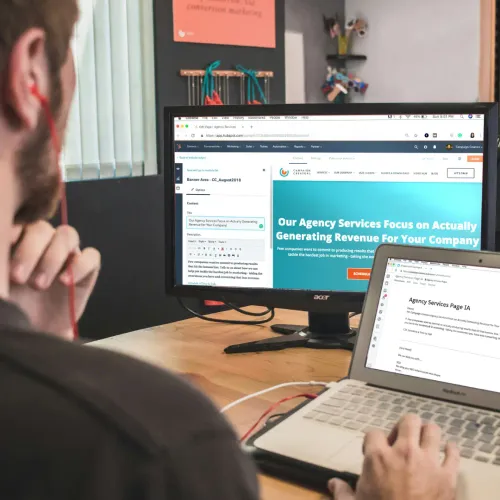 Osoba tworząca strony internetowe
